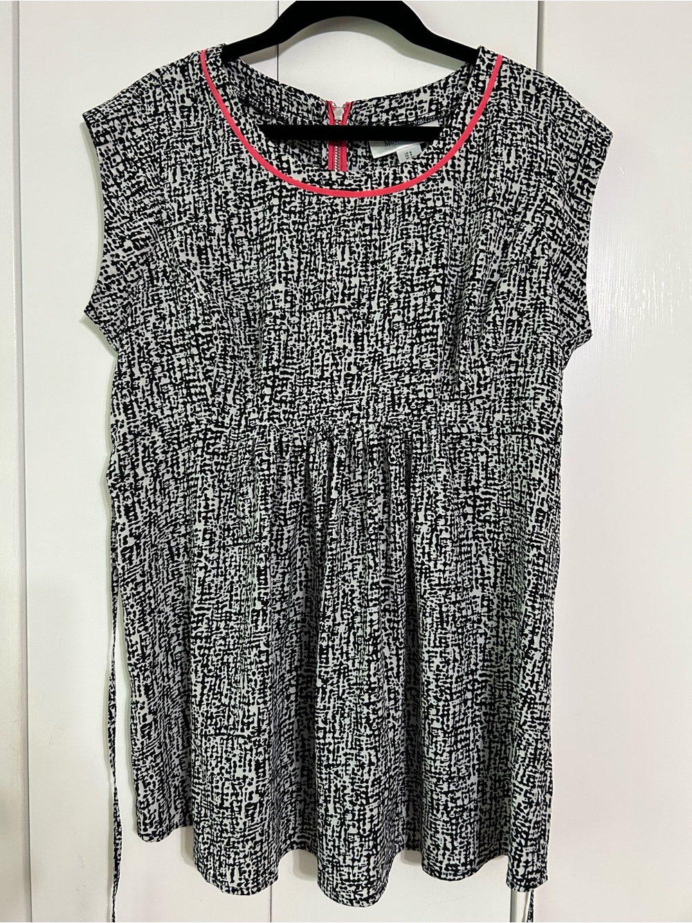 Motherhood Maternity capped sleeve black and white print blouse with coral trim